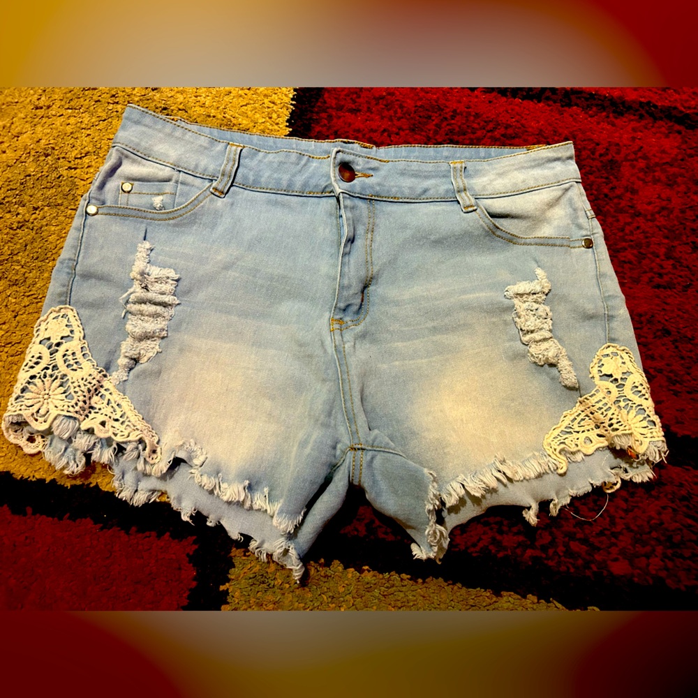 Cute lace embellished shorts